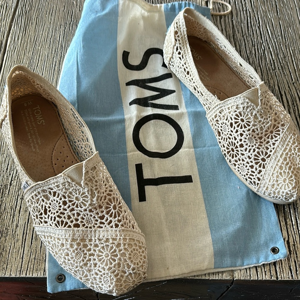 Women’s toms crochet slip ons size 8 cream color gently worn